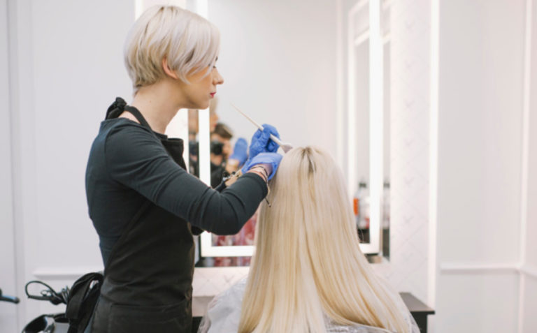 Κορονοϊός: Θεσσαλονικιά δεν… άντεξε και άνοιξε το κομμωτήριο για ανταύγειες!