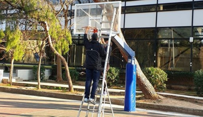 Κορονοϊός: Βγάλανε τα στεφάνια για να μην παίζουν μπάσκετ-Τους διώχνει και η αστυνομία!