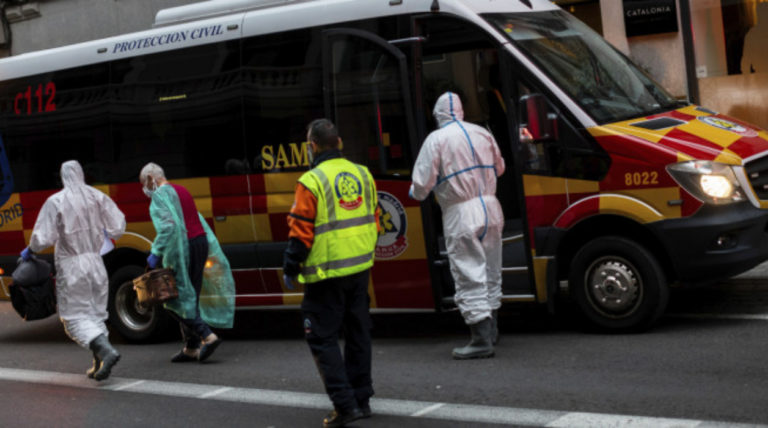 Κορονοϊός: Ασθενοφόρα με ασθενείς δέχτηκαν επίθεση!