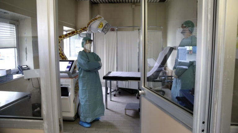 Κορονοϊός: Σε σοβαρή κατάσταση ο γιος και η νύφη του 90χρονου που απεβίωσε