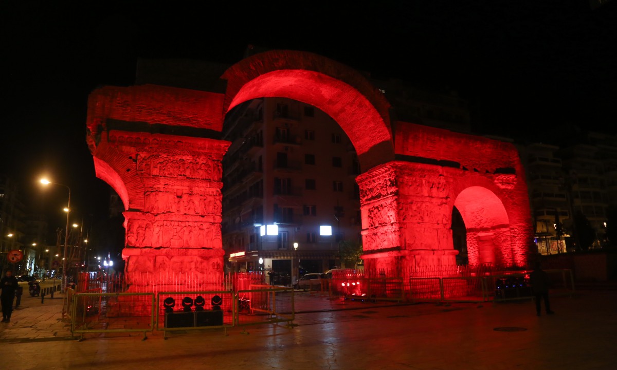 Θεσσαλονίκη: «Κόκκινη» η Καμάρα λόγω Μεγάλης Πέμπτης (pic)