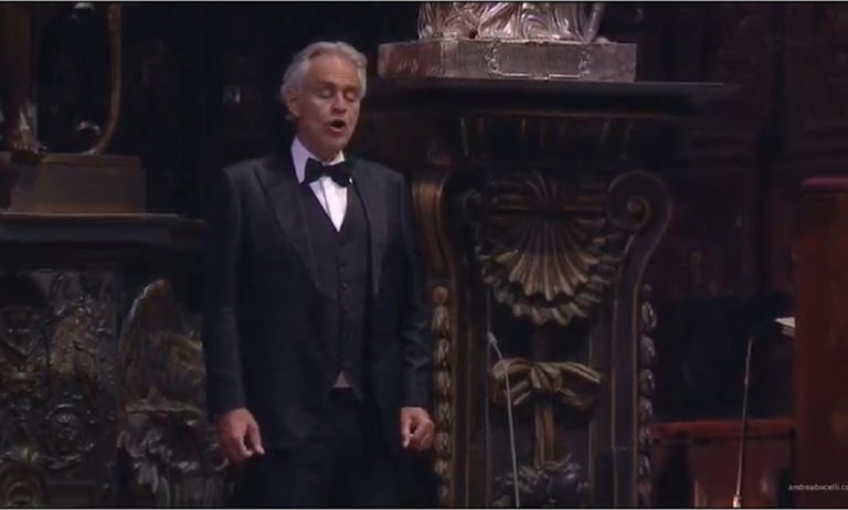 Η συναυλία – προσευχή του Αντρέα Μποτσέλι στον άδειο Ντουόμο του Μιλάνου (vid)