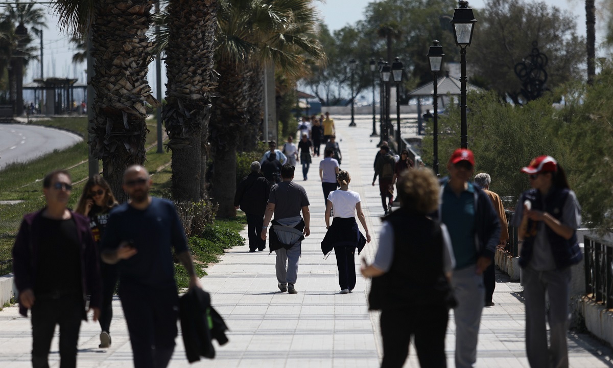Φλοίσβος: Η καλοκαιρία… έσπασε την καραντίνα – Βουτιές από τολμηρές (pics)