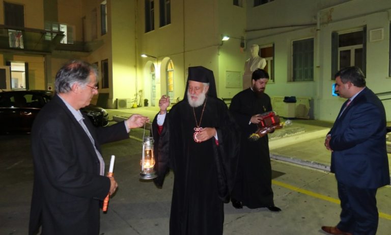 Ο Μητροπολίτης κ. Δωρόθεος μετέφερε το Άγιο Φως στο Νοσοκομείο Σύρου (pic)