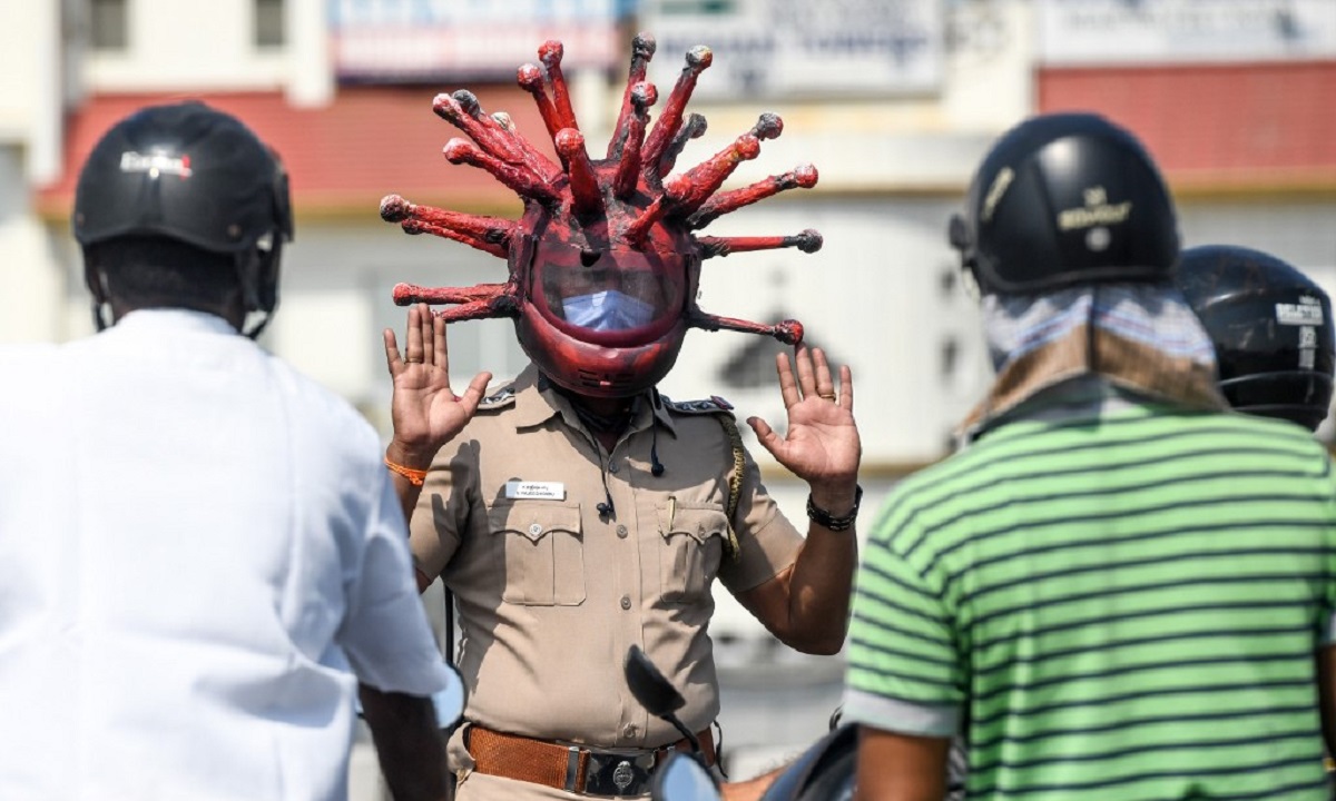 Ινδία: Αστυνομικός ντύθηκε κορονοϊός και απειλεί τους πολίτες να μείνουν στο σπίτι!