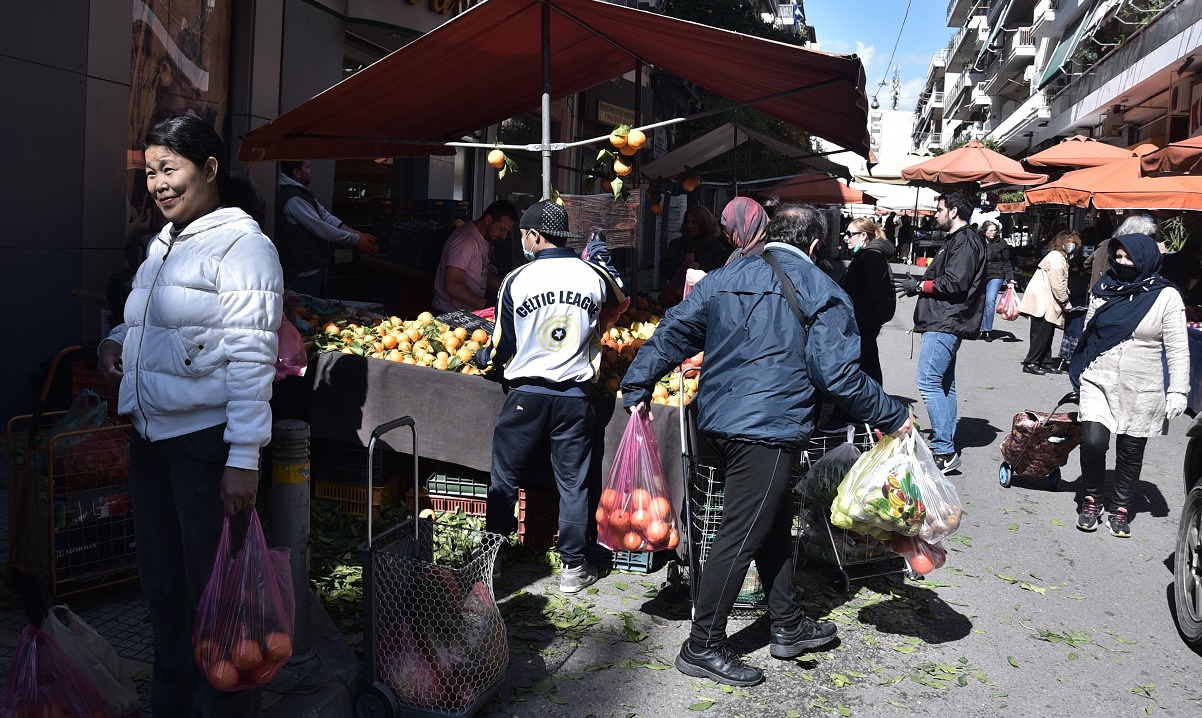 Κορονοϊός: Νέα μέτρα στις λαϊκές αγορές και τις μετακινήσεις μελετά η κυβέρνηση (vid)