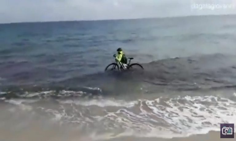 Κορονοϊός: Ποδηλάτης βούτηξε στη θάλασσα για να μη δεχθεί πρόστιμο! (vid)