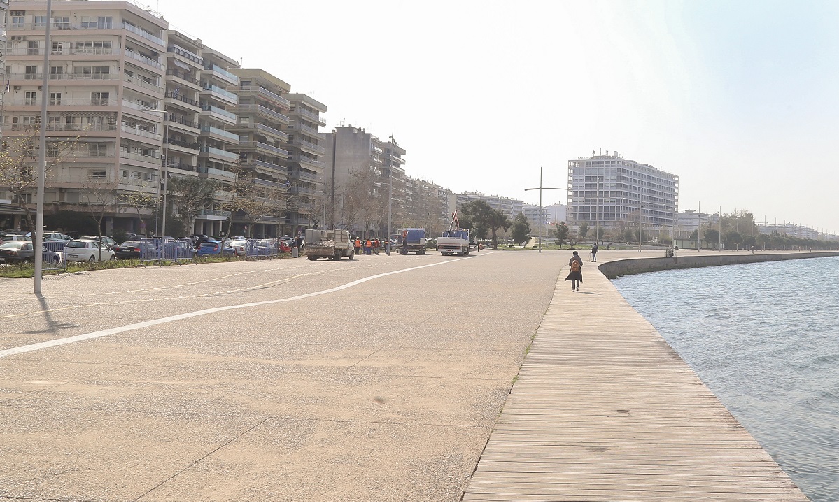 Κορονοϊός – Θεσσαλονίκη: Ελάχιστος κόσμος στην παραλία – Χωρίς κόσμο και η αγορά Καπάνι (vids)