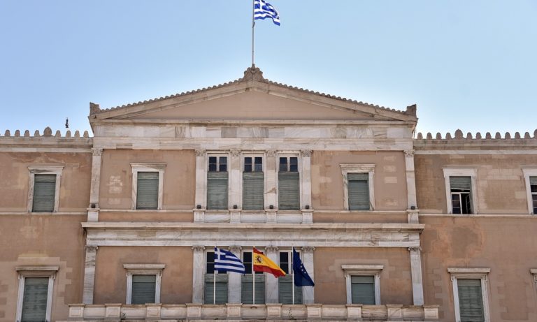 Κορονοϊός: Με τα χρώματα της ισπανικής σημαίας η ελληνική Βουλή