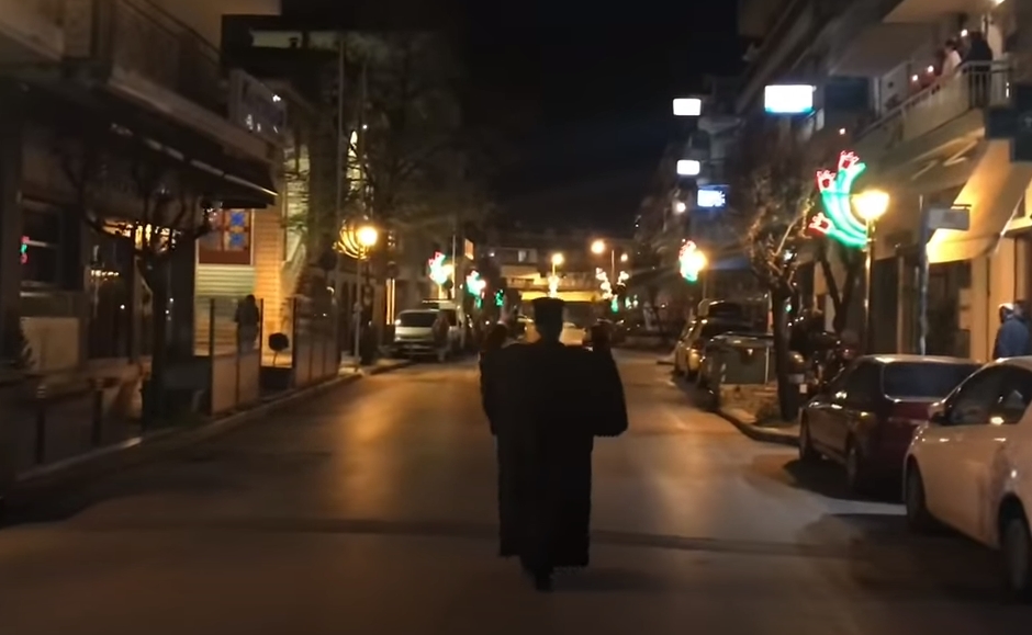 Ανατριχιαστικό video! Ιερέας ψέλνει το Χριστός Ανέστη μόνος στο δρόμο με τον κόσμο στα μπαλκόνια
