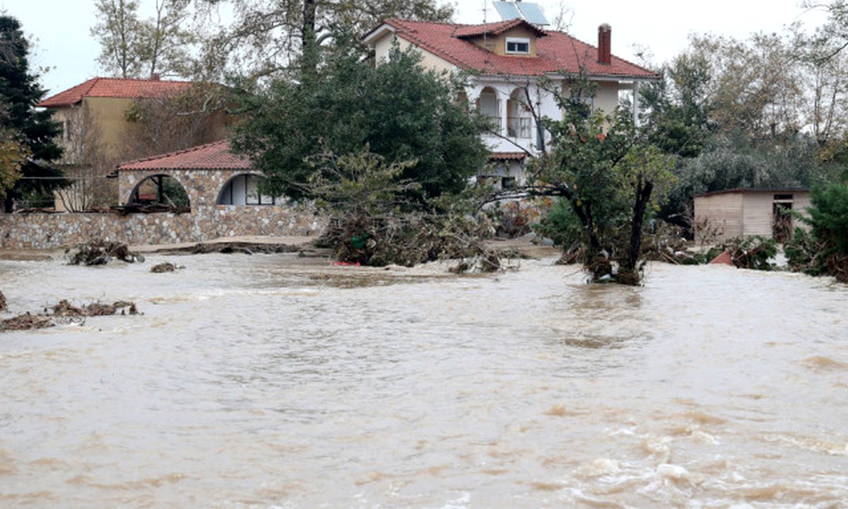 Χαλκιδική: Πλημμύρες και κατολισθήσεις – Χείμαρρος παρέσυρε ΙΧ με δυο γυναίκες