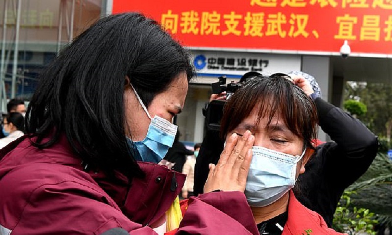 Κορονοϊός: Κινέζοι γιατροί βλέπουν την οικογένεια τους δύο μήνες μετά και ξεσπούν σε κλάματα (vid)