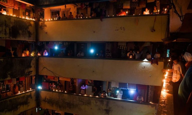 Ινδία: Κεριά και πυροτεχνήματα κατά του ιού – Εντυπωσιακές εικόνες