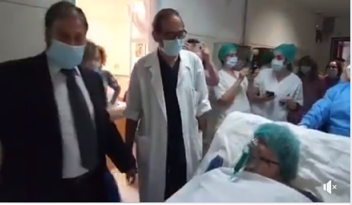Κορονοϊός: Χειροκροτήματα στο νοσοκομείο Ηρακλείου για ασθενή που βγήκε από τη ΜΕΘ