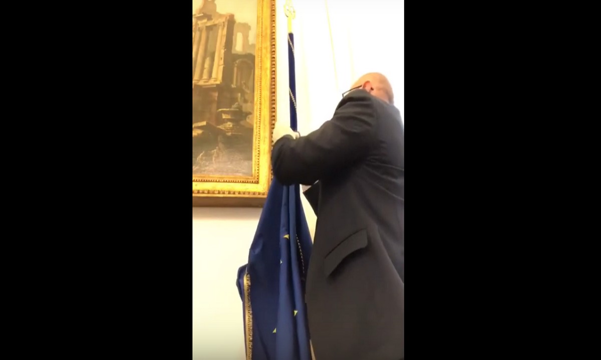 Ιταλία: Ο αντιπρόεδρος της βουλής κατέβασε τη σημαία της Ε.Ε.! (vid)