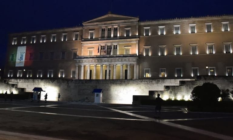 Κορονοϊός: Η Βουλή «ντύθηκε» με την ιταλική σημαία (pics)