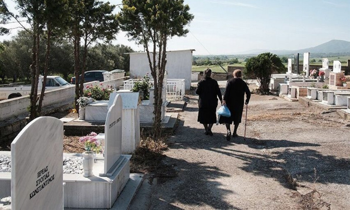 Κορονοϊός: Δήμος ανάβει τα καντήλια στο κοιμητήριο με ένα τηλεφώνημα!