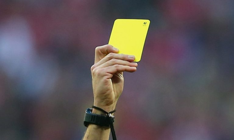 Κορονοϊός: «Κίτρινη κάρτα σε όποιον ποδοσφαιριστή φτύνει κάτω»
