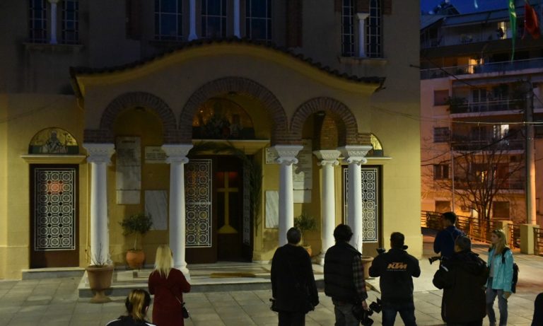 Κουκάκι: Αναζητείται ο Ιερέας που έδωσε στα κρυφά Θεία Κοινωνία! (vid)