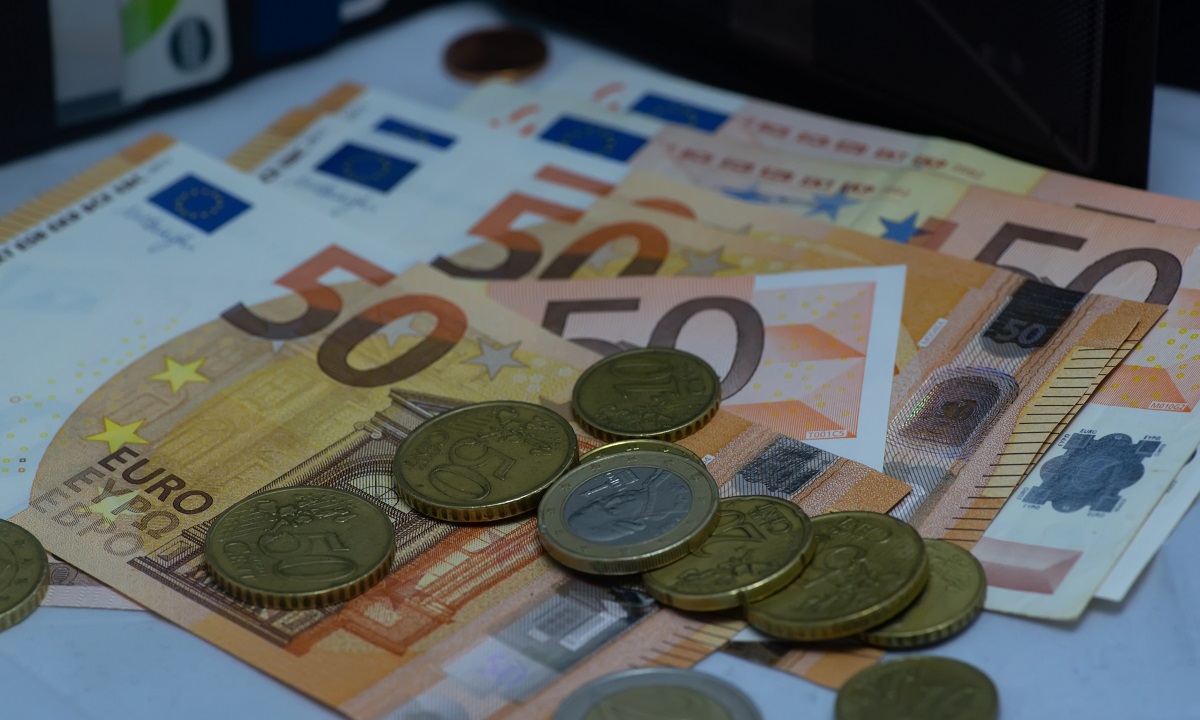 Κορονοϊός: Άρχισε η καταβολή των 800 ευρώ