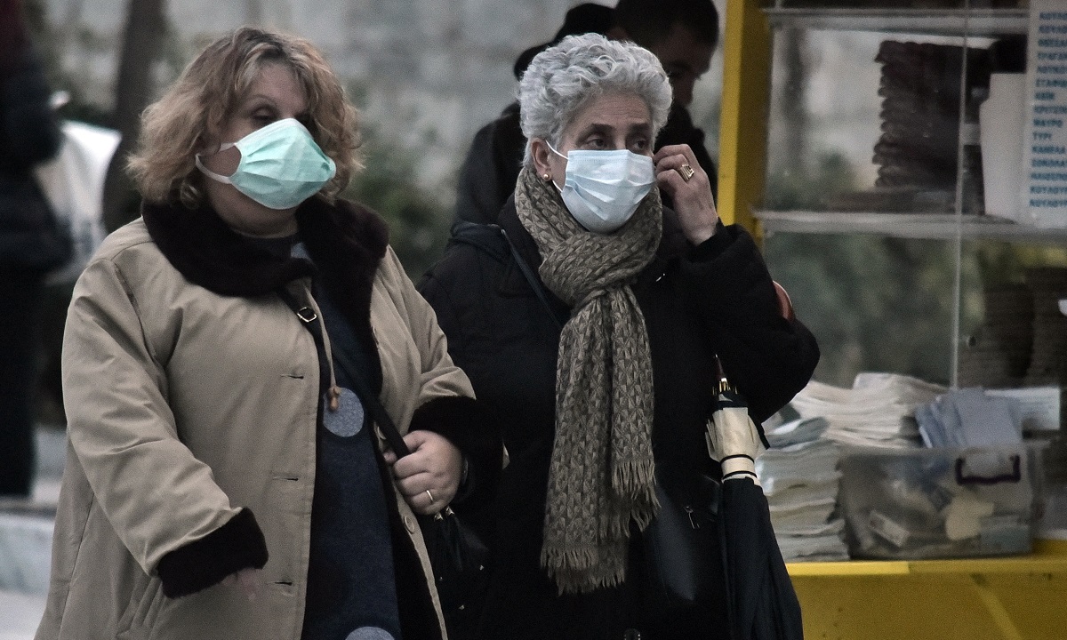 Καθηγητής Πνευμονολογίας: «13 φορές πιο πιθανό να νοσήσουμε με υφασμάτινη μάσκα»