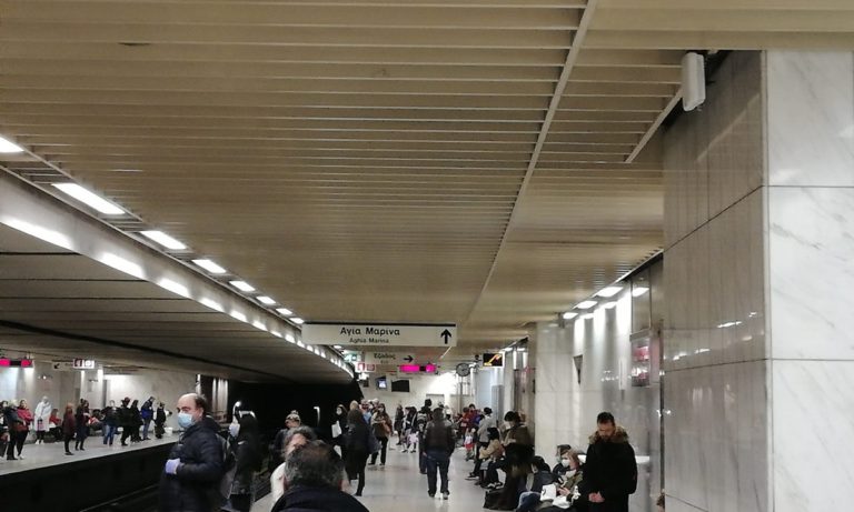 Κορονοϊός: Συνωστισμός στο Μετρό του Συντάγματος