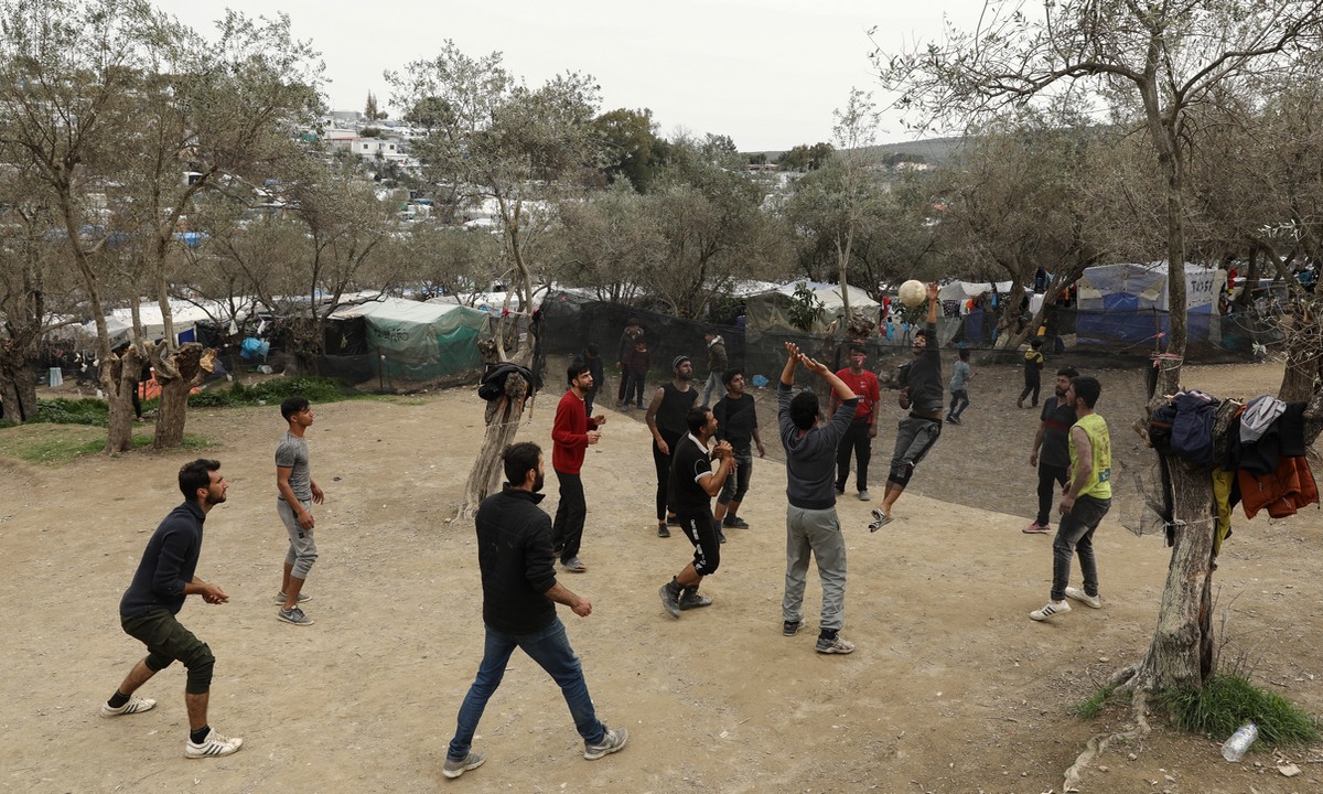 Μετανάστες αγνοούν την αστυνομία – Τελικά η καραντίνα είναι μόνο για τους Ελληνες; (vid)