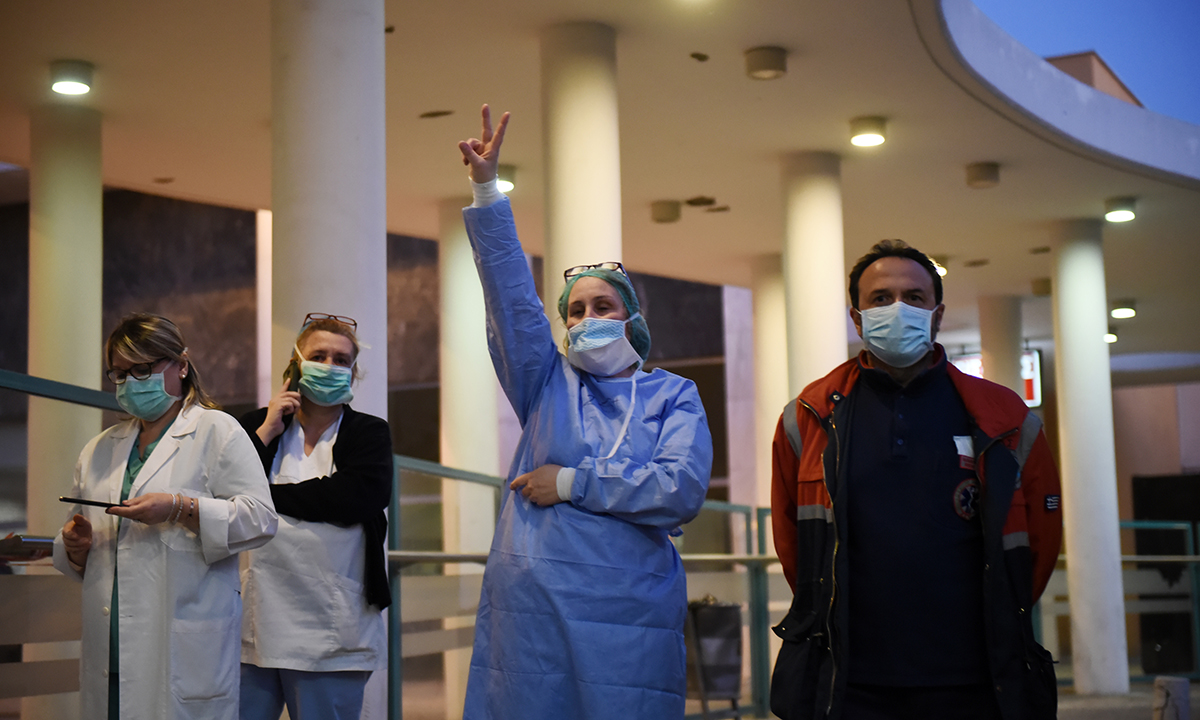 Κορονοϊός: Συγκινητικό χειροκρότημα των πυροσβεστών στους γιατρούς (vid)