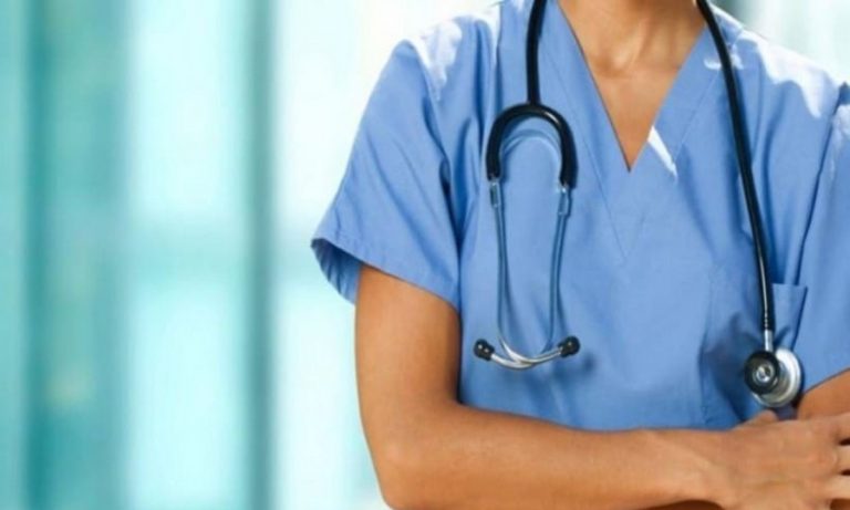 Κορονοϊός: Νοσοκόμα έγινε έξαλλη με παρέα νέων (vid)