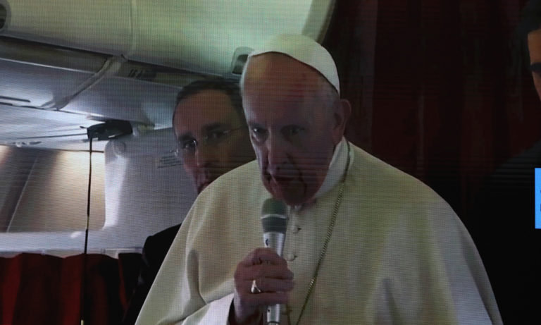 Πάπας: Χαμός με το… αστείο του «το ουίσκι είναι ο αγιασμός»