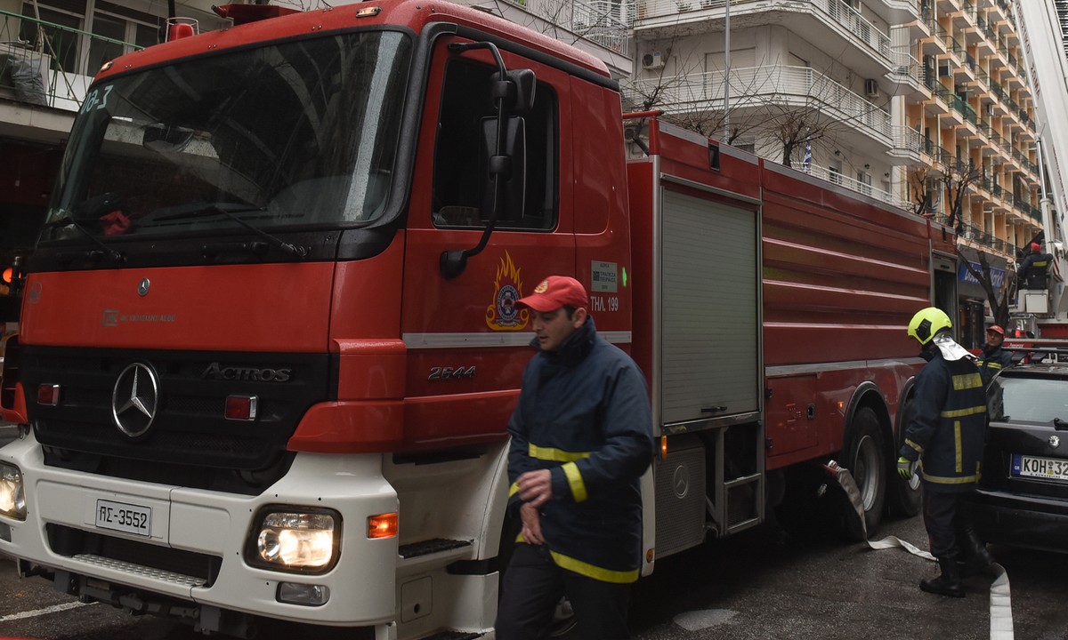 Θεσσαλονίκη: Πυρκαγιά σε διαμέρισμα – Ένας άντρας υπέστη βαριά εγκαύματα