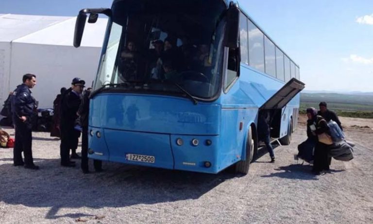 Πρόσφυγες σε χωριό της Λάρισας συνωστίζονται για να ανέβουν στο λεωφορείο! (pic)