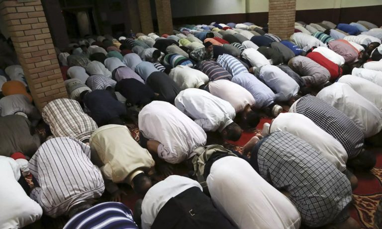 Ραμαζάνι: Προσευχή μόνο στα σπίτια