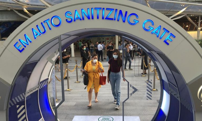 Viral: Τους… ψεκάζουν με αντισηπτικό πριν μπουν στο κτίριο! (vid)