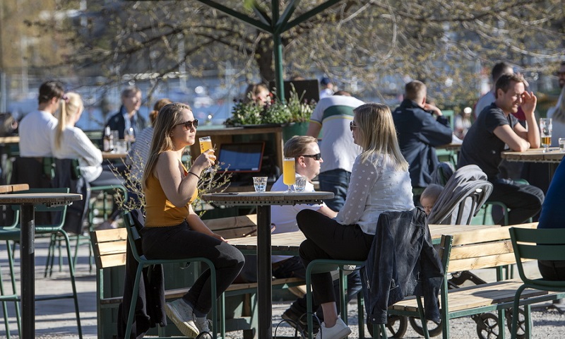 Κορονοϊός: Γεμάτα κόσμο τα πάρκα και τα καφέ στη Σουηδία – 172 νεκροί τις τελευταίες 24 ώρες