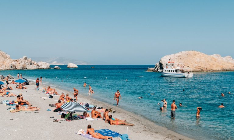 Έρευνα: Το 47% των Ελλήνων σχεδιάζει διακοπές