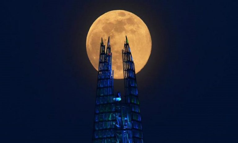 Ροζ υπερπανσέληνος: Πανέμορφες φωτογραφίες από όλο τον κόσμο