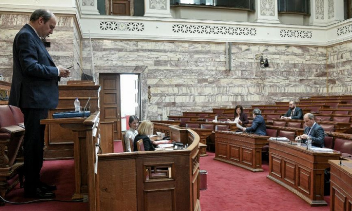 Κυβέρνηση: Επαναφέρει τη λειτουργία της Βουλής μετά την κατακραυγή