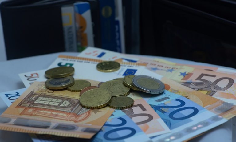 Επίδομα 800 ευρώ: Λύνεται το πρόβλημα γι’ αυτούς σε επίσχεση