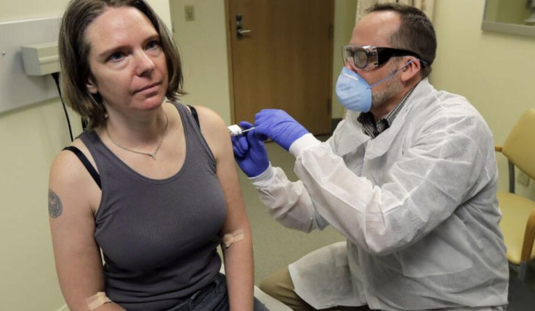 Κορονοϊός: Πώς αισθάνεται μέρες μετά η γυναίκα που έκανε το πρώτο δοκιμαστικό εμβόλιο