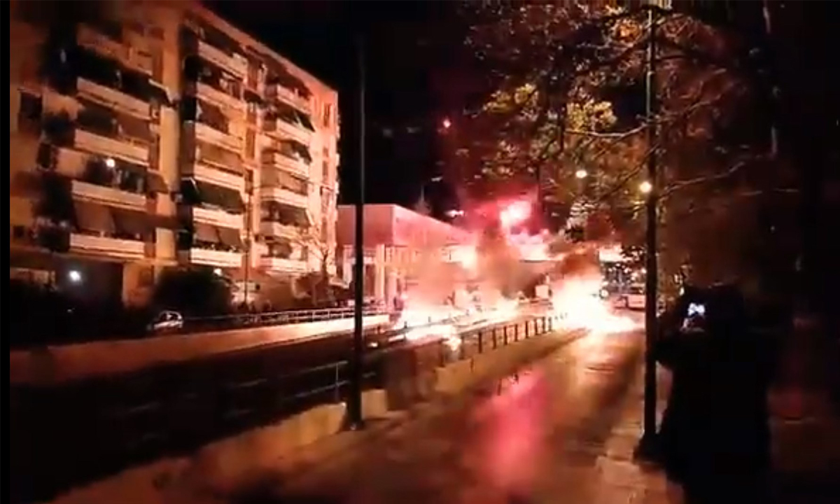 Νέος Κόσμος : Ανάσταση με βόμβες μολότοφ και βεγγαλικά (videos)