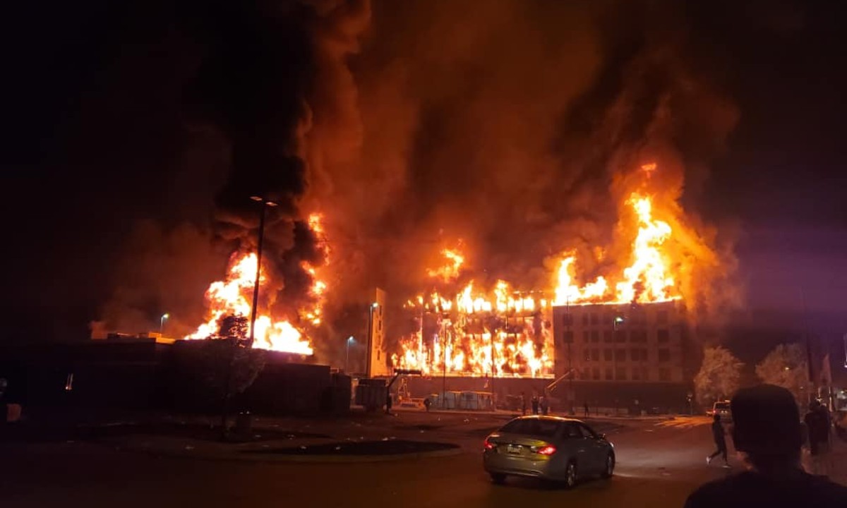 Μινεάπολη: Χάος, φωτιές και λεηλασίες μετά τον θάνατο του Φλόιντ! (pics, vids)