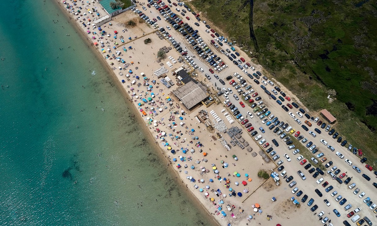 Θεσσαλονίκη: Εντυπωσιακές φωτογραφίες από την… κατάμεστη παραλία της Επανομής (pics)
