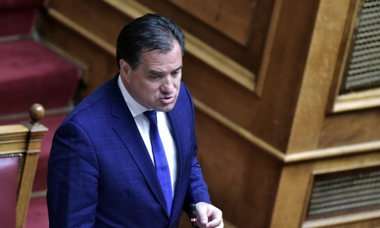 Έξαλλος ο Άδωνης: Κινείται νομικά για την ανάρτηση με τον γιό του