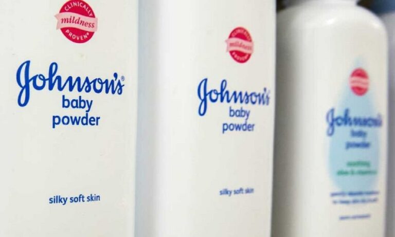 Johnson & Johnson: Αποσύρει ταλκ από την αγορά – Έχει δεχθεί 16.000 αγωγές από καρκινοπαθείς