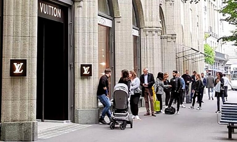 Πρώτη μέρα άρσης καραντίνας και έκαναν ουρά στην Louis Vuitton!