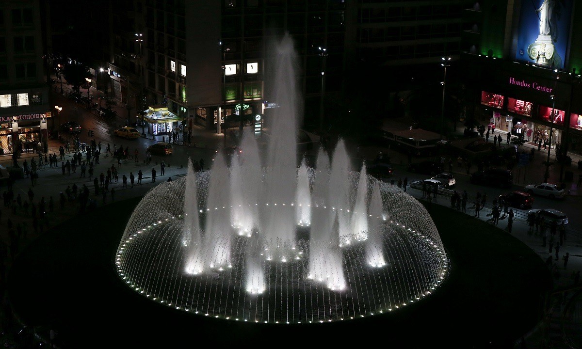 Πλατεία Ομονοίας: Λαμπερά εγκαίνια, εντυπωσιακό το σιντριβάνι (vids+pics)