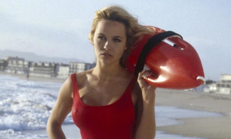 Πάμελα Άντερσον: Ακόμα της κάνει το μαγιό του Baywatch (pic)