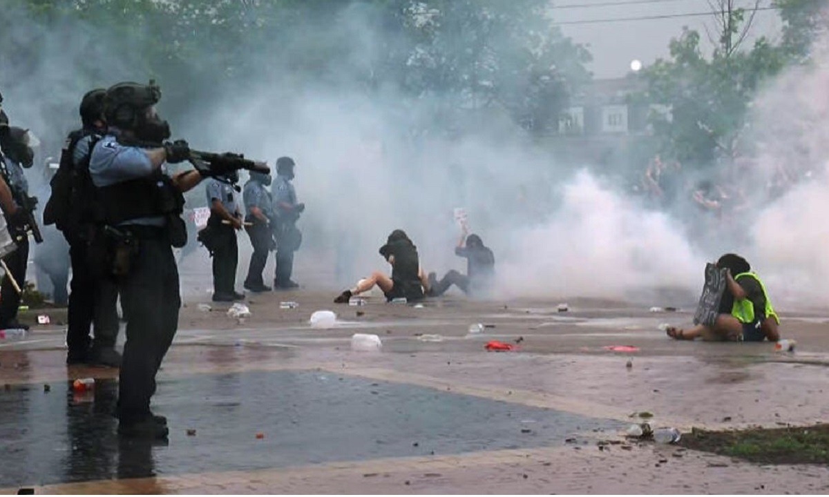 Τζορτζ Φλόιντ: Η αστυνομία πυροβολάει κατά συνεργείου του Reuters με πλαστικές σφαίρες! (vid)