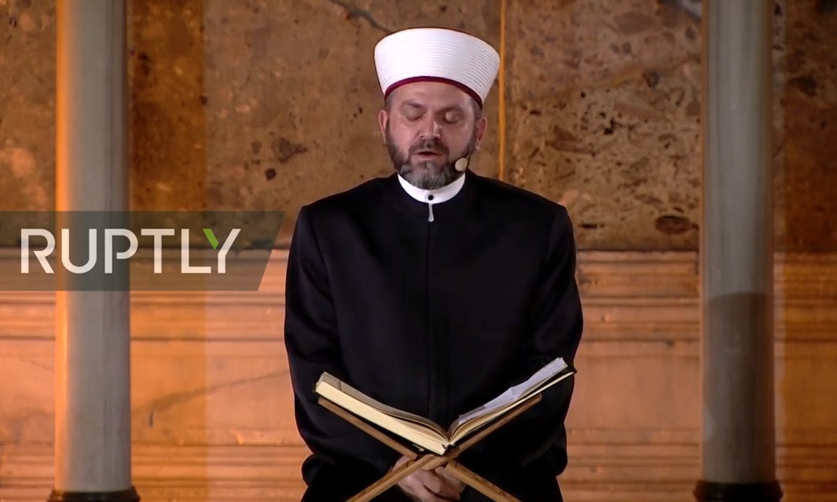 Ερντογάν: Απίστευτη πρόκληση! Διάβασαν το Κοράνι μέσα στην Αγιά-Σοφιά (vids)